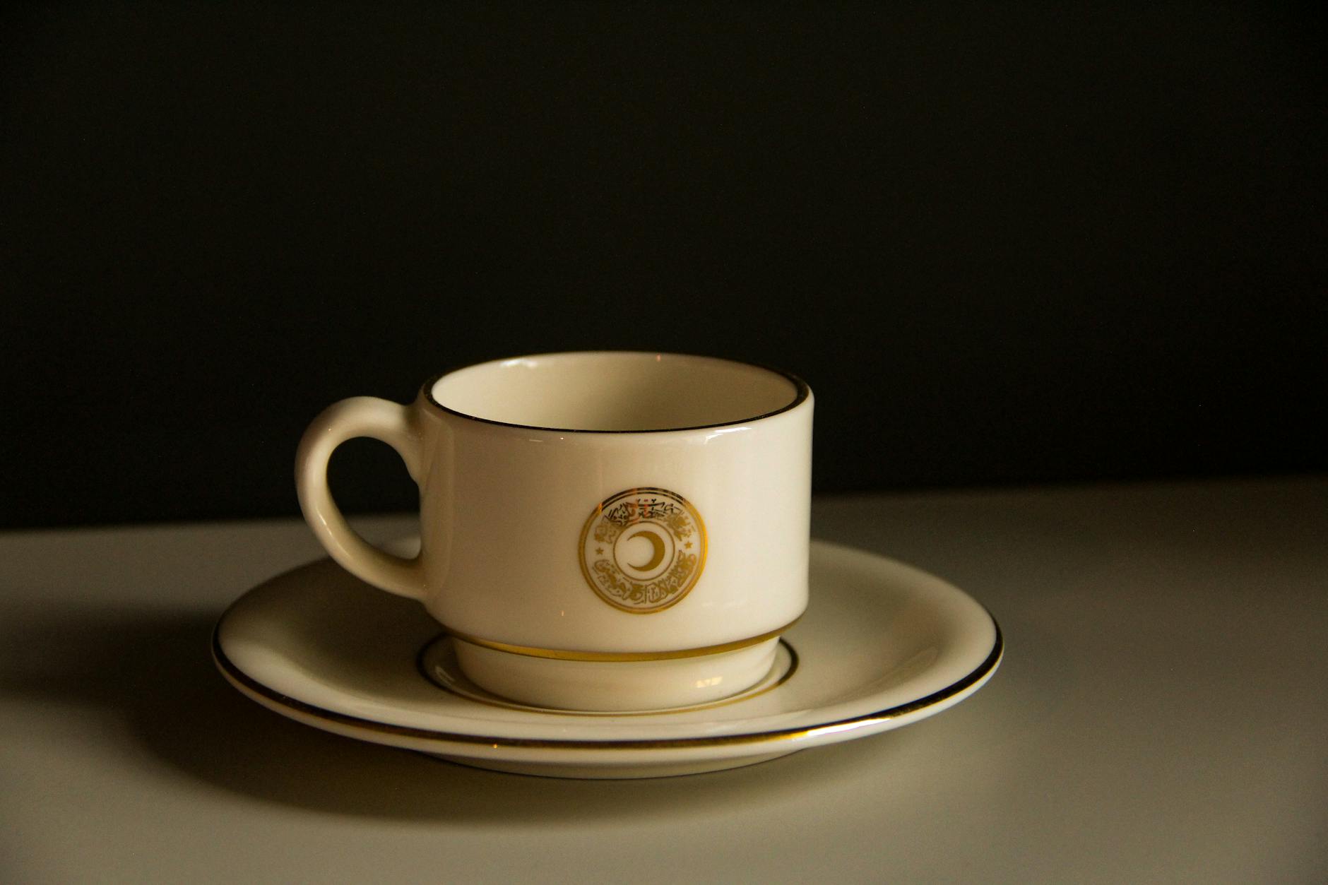 How to Create Drinkware Industry Logo