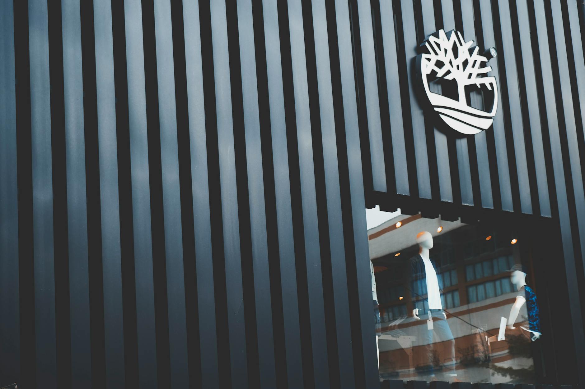 How to Create Retail Executive Search Industry Logo