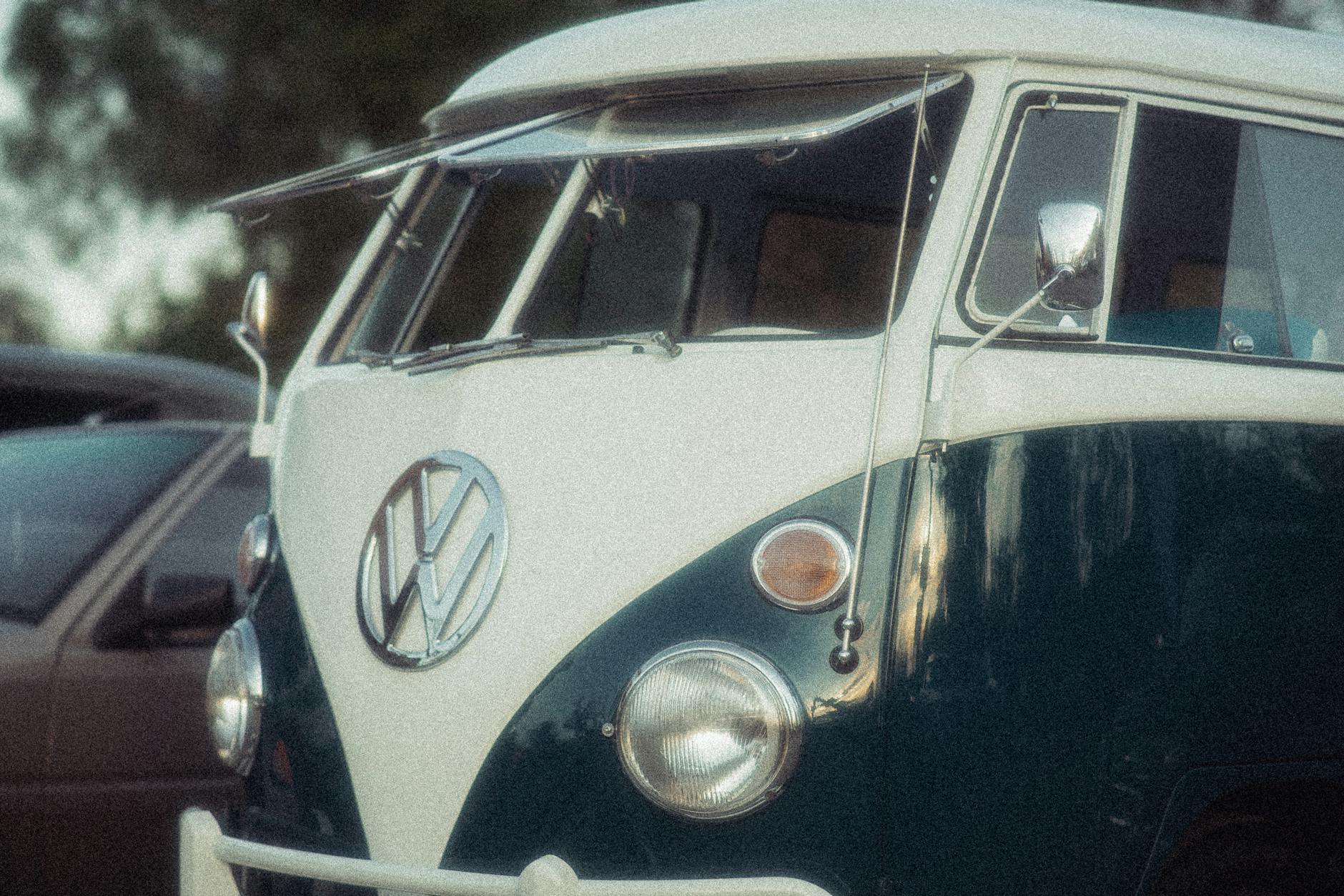 How to Create Long-Distance Bus Industry Logo