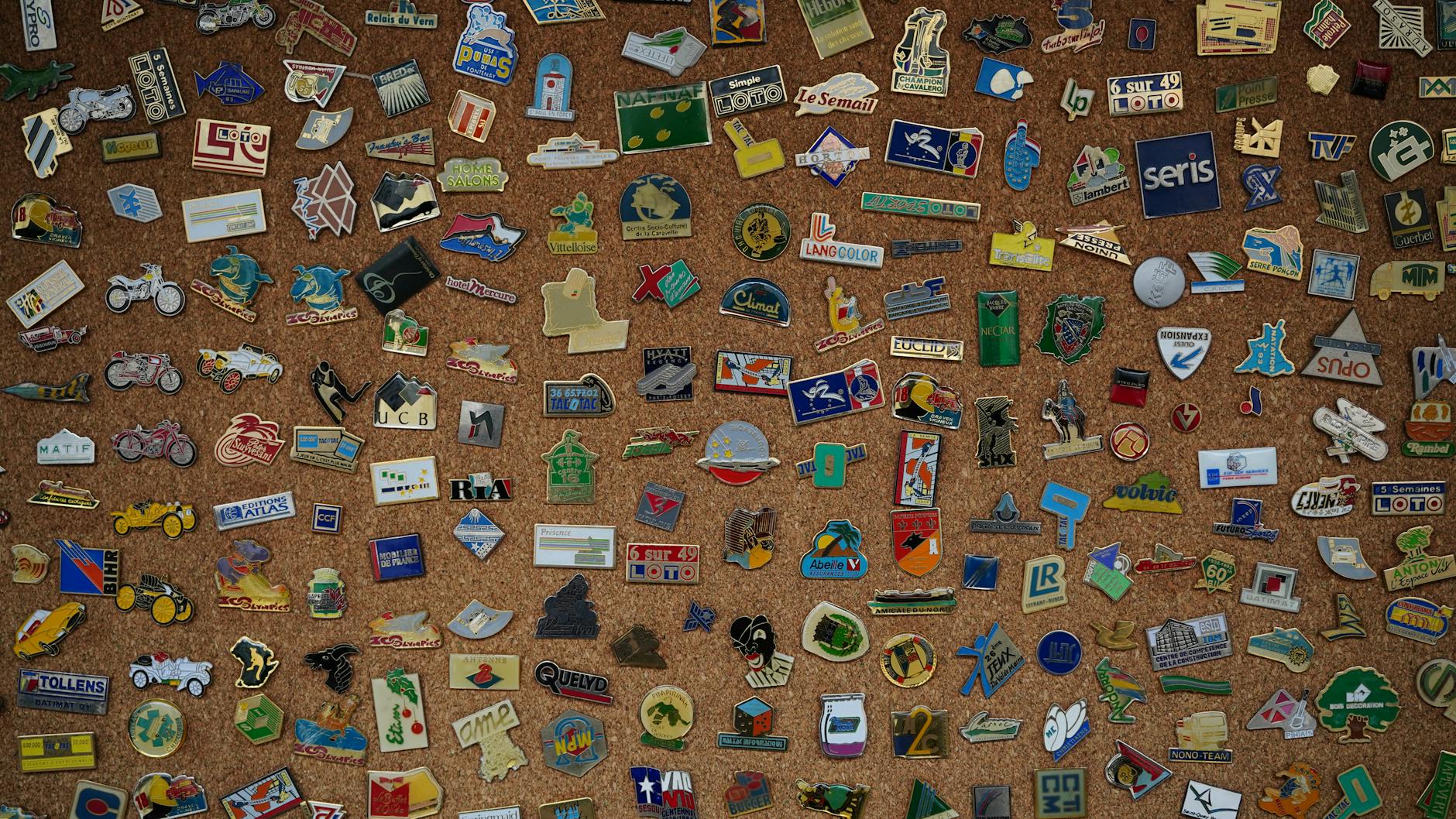 How to Create Community Art Exhibition Event Logo