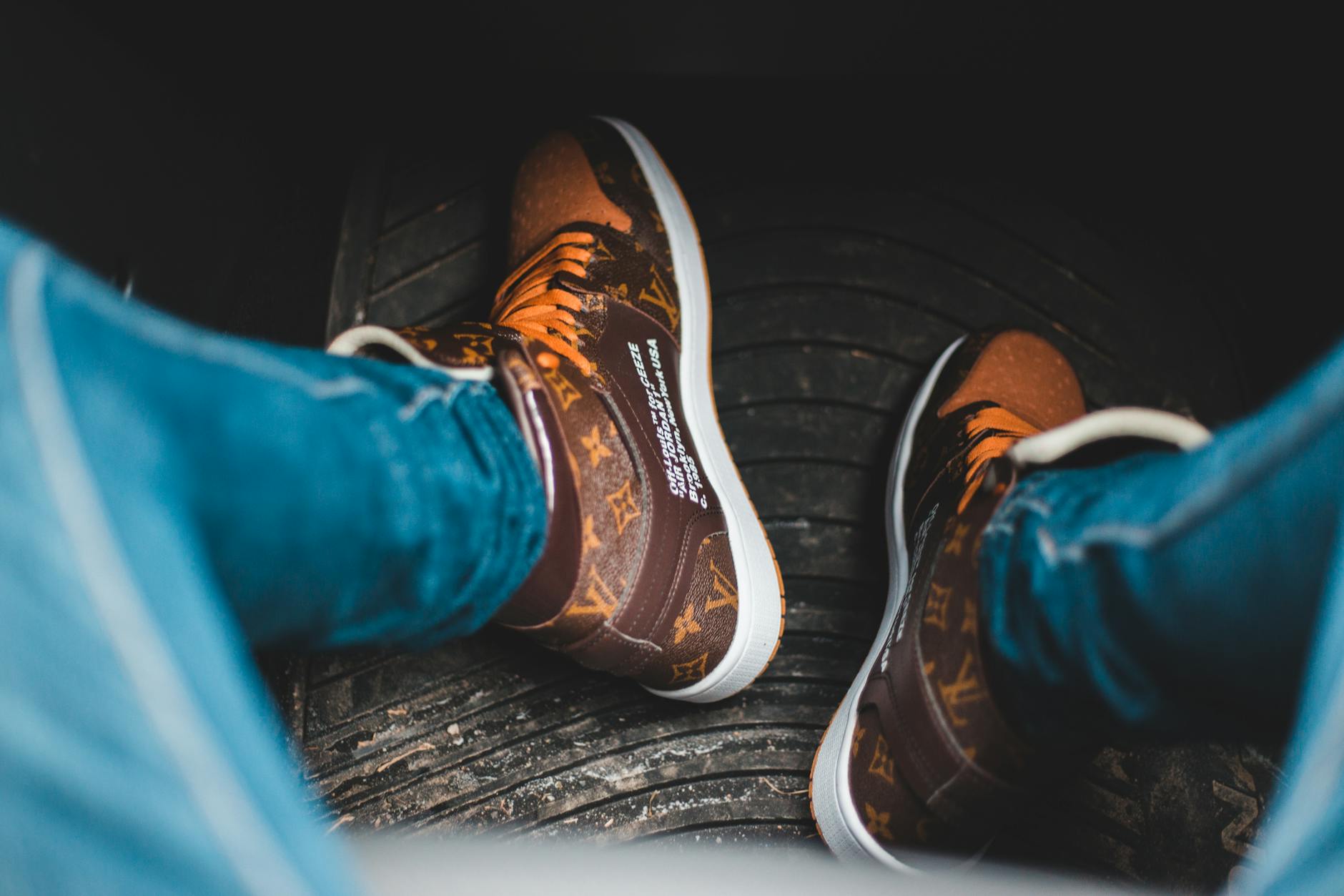 How to Create Dog Walking Industry Logo