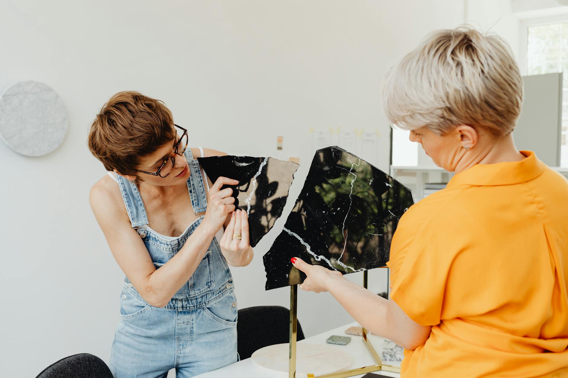 How to Create Glass Repair Industry Logo